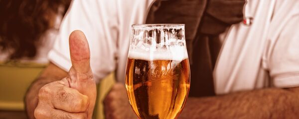 Любитель пива с бокалом напитка Любитель пива с бокалом напитка - Sputnik საქართველო
