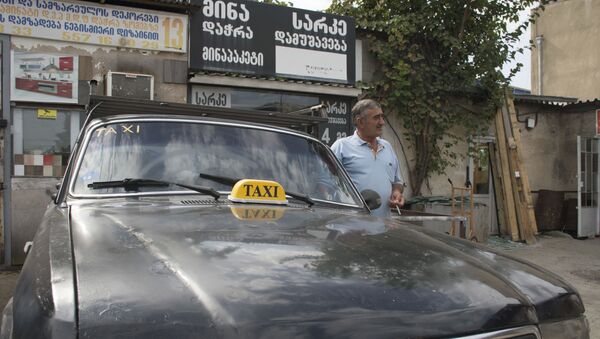 Владелец старой Волги, переделанной в грузовое такси, рассказывает о своей жизни и работе на рынке Элиава - Sputnik Грузия