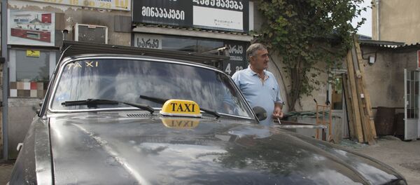 Владелец старой Волги, переделанной в грузовое такси, рассказывает о своей жизни и работе на рынке Элиава - Sputnik Грузия