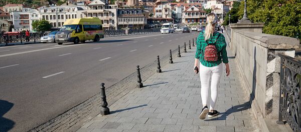 ტურისტი გოგონა სეირნობს თბილისში ტურისტი გოგონა სეირნობს თბილისში - Sputnik საქართველო