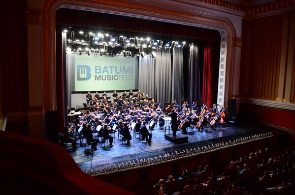 В черноморской столице Аджарии проходит шестой по счету музыкальный фестиваль Batumi Music Fest - Sputnik Грузия