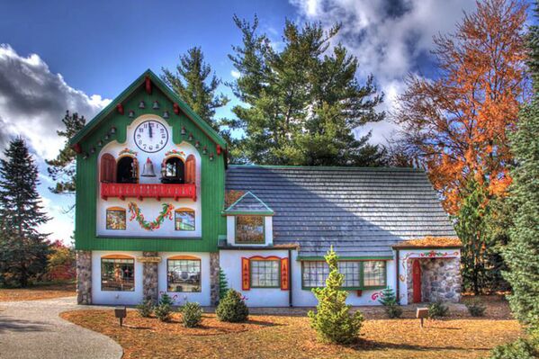 Первая в мире школа с полным циклом подготовки Санта-Клаусов открылась в 1937 году. Рождественские деды и дамы учиться там  делать деревянные игрушки, упражняются в искусстве рассказывать сказки, ездят на санях и кормят северных оленей - Sputnik Грузия