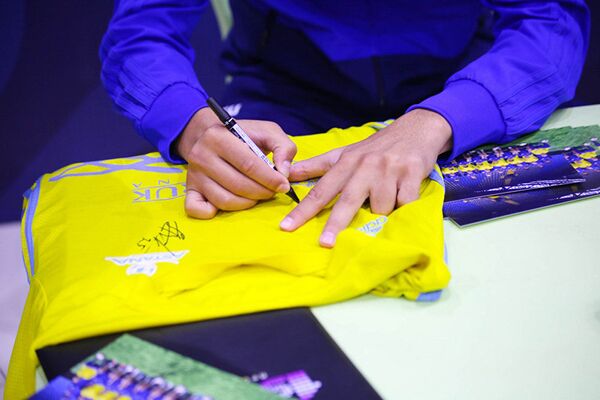 Игроки сборной Казахстана раздавали детям автографы, маленькие фанаты радовались - Sputnik Грузия