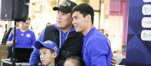 Игрок Сборной Казахстана по футболу с фанатами - Sputnik Грузия