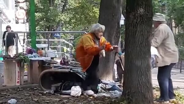Две старушки устроили драку на ножах и клюшках из-за торговой точки – видео - Sputnik Грузия