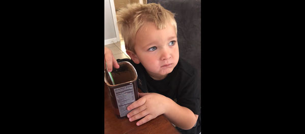 Какое на вкус настоящее какао, отвечает маленький дегустатор – угарное видео - Sputnik Грузия