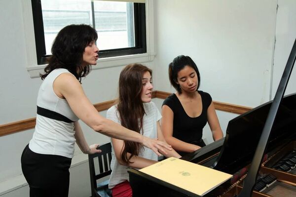 22 წლის წარმატებული ქართველი პიანისტი, რომელსაც ბავშვობაში ფიზიკოსობა სურდა 22 წლის წარმატებული ქართველი პიანისტი, რომელსაც ბავშვობაში ფიზიკოსობა სურდა - Sputnik საქართველო