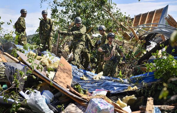 Военнослужащие сил самообороны Японии помогают искать выживших после сильного землетрясения и тайфуна на острове Хоккайдо - Sputnik Грузия
