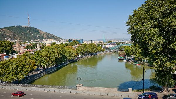 Вид на город Тбилиси - телевышка, набережная Куры, Мтацминда - Sputnik Грузия