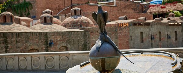 Сокол над поверженным фазаном - памятник в районе Абанотубани - Sputnik Грузия