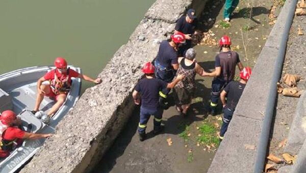 Спасатели достали из реки в Тбилиси пенсионерку  - Sputnik Грузия