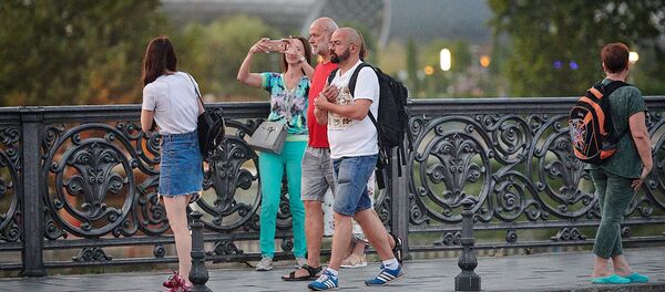 Туристы гуляют ночью по грузинской столице - Sputnik Грузия