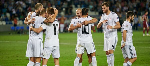 Матч сборных Грузии и Латвии по футболу - грузинские футболисты радуются забитому голу в ворота латвийской команды - Sputnik Грузия