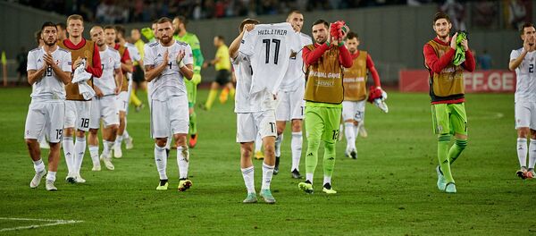 Матч сборных Грузии и Латвии по футболу - грузинские футболисты посвящают свою победу травмированному игроку Георгию Квилитая - Sputnik Грузия