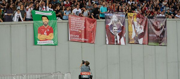 Матч сборных Грузии и Латвии по футболу - плакаты на трибунах в поддержку Гурама Кашия Матч сборных Грузии и Латвии по футболу - плакаты на трибунах в поддержку Гурама Кашия - Sputnik Грузия