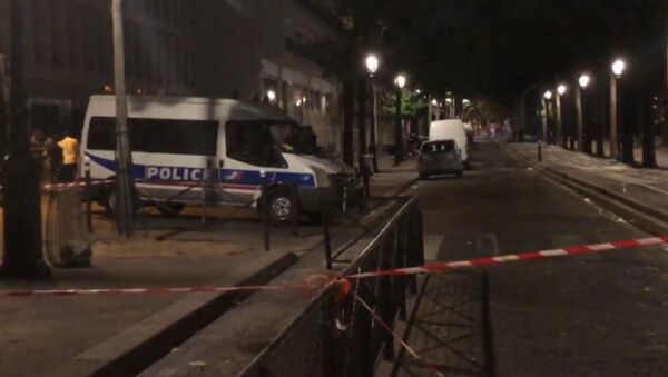 В Париже неизвестный напал с ножом на прохожих - Sputnik Грузия
