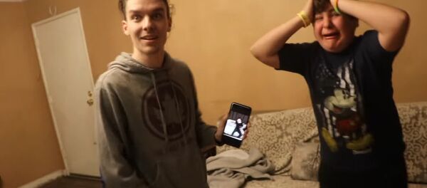 Подростки разыграли брата, будто он невидимый – невероятно угарное видео - Sputnik Грузия