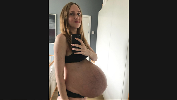 Беременная тройней женщина шокировала соцсети своим животом – видео - Sputnik Грузия