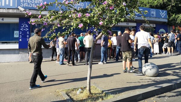 Болельщики покупают билеты на матч в кассах у стадиона Динамо Арена  - Sputnik Грузия