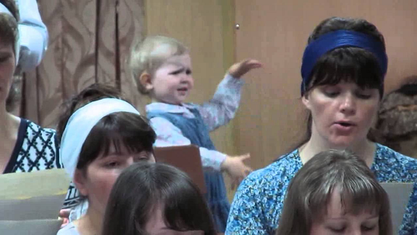 Малышка прониклась музыкой хора и начала сама дирижировать – видео - Sputnik Грузия