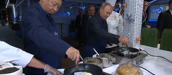 Путин и Си Цзиньпин приготовили блины - Sputnik Грузия