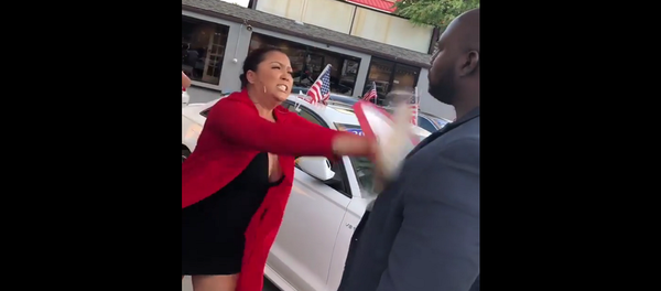 Муж купил жене Range Rover, а она его избила, потому что хотела Nissan – видео - Sputnik Грузия