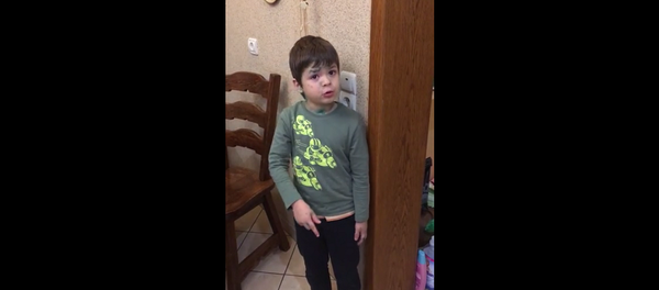 Сын по-взрослому отчитывает отца за убитую мышь – видео - Sputnik Грузия