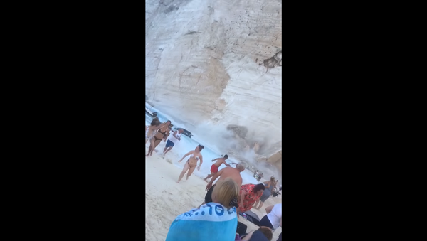 Огромная скала обрушилась прямо на туристов в Греции – видео - Sputnik Грузия