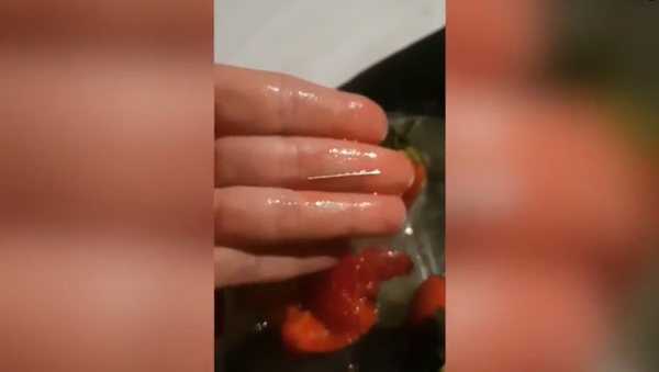 Женщина обнаружила иголки внутри клубники из магазина – страшное видео - Sputnik Грузия