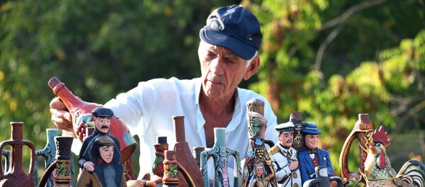 Продавец сувениров у храма Греми в Кахети - Sputnik Грузия