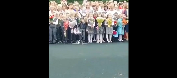 Первоклассник немного психанул во время линейки и стал звездой Интернета – видео Первоклассник немного психанул во время линейки и стал звездой Интернета – видео - Sputnik Грузия