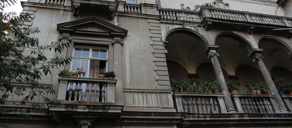 Фасад дома на улице Кикодзе Фасад дома на улице Кикодзе - Sputnik Грузия