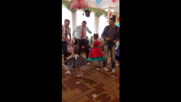 Папы с дочками танцуют Буги-вуги в детском саду и это мимими – видео - Sputnik Грузия