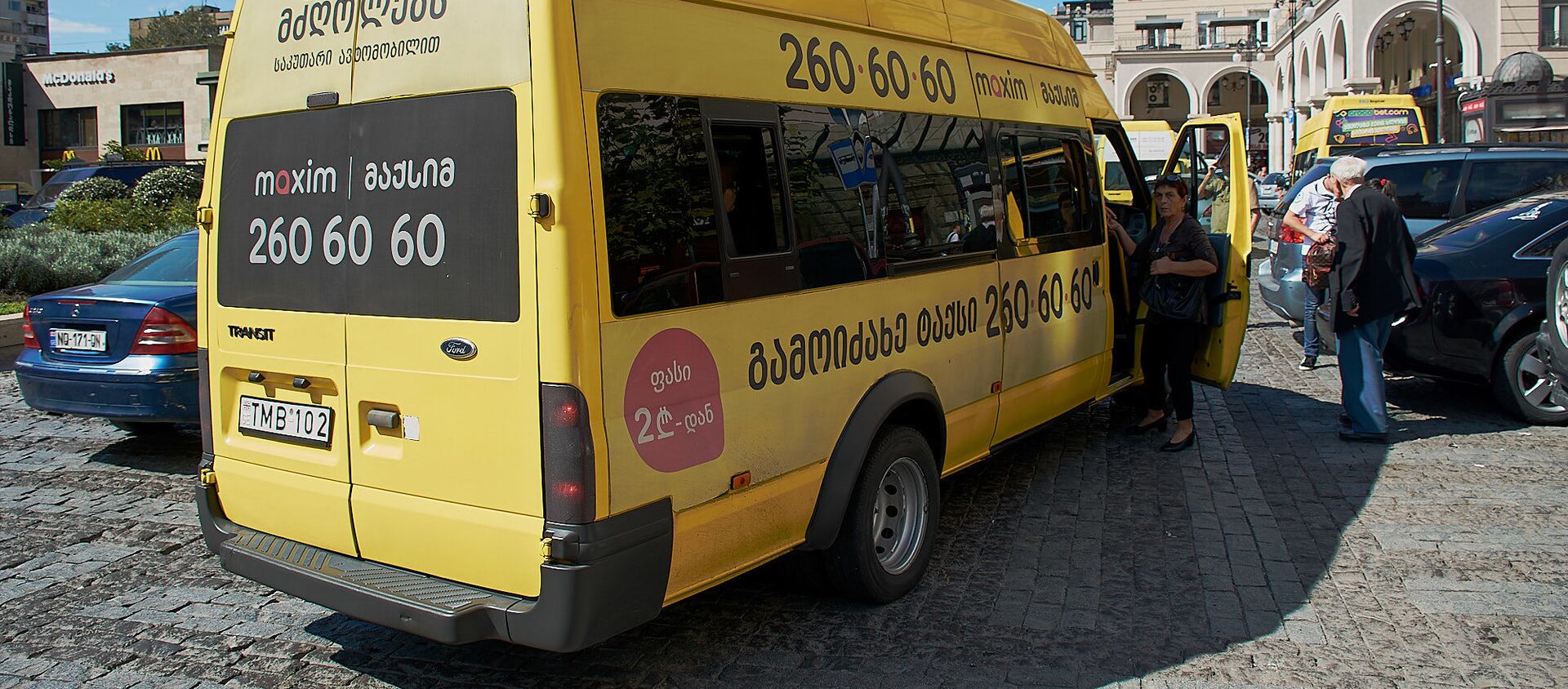 Желтые маршрутные такси у автобусной остановки, где люди ждут транспорт - Sputnik Грузия, 1920, 08.07.2021
