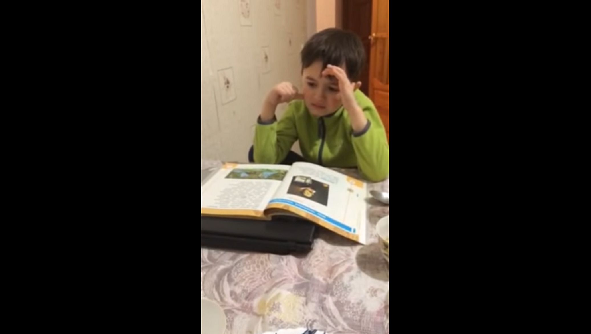 Бедный мальчик хочет изучить свет. Мальчик учит стих. Смешное видео где мальчик учит стих.