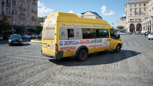 Желтый пассажирский микроавтобус на площади Марджанишвили - Sputnik Грузия