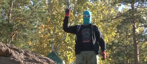 Чистомэн из Челябинска собирает мусор в городских парках - Sputnik Грузия