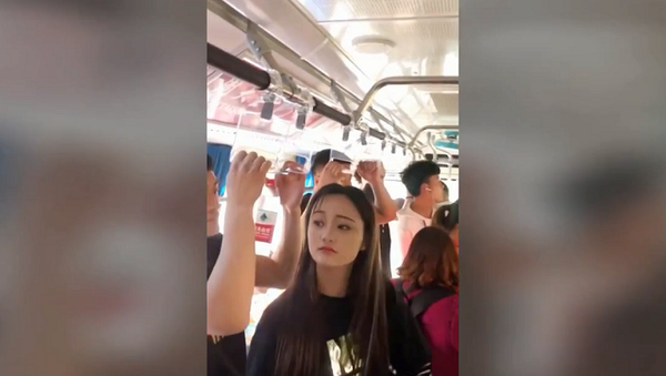 Невысокая девушка решила проблему высоких поручней в автобусе – угарное видео - Sputnik Грузия