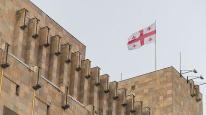 Флаг над зданием правительственной администрации Грузии
