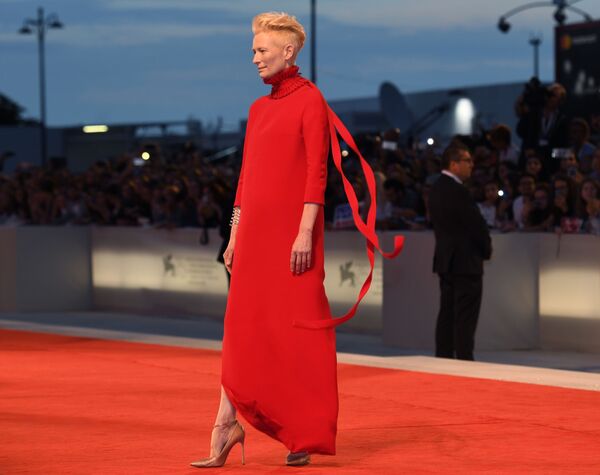 Тильда Суинтон на красной дорожке предстала в алом платье от Valentino - Sputnik Грузия