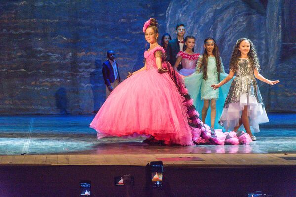 Международный модельный конкурс среди детей и подростков Top Teen and Child Model of The Planet – 2018, который прошел в Тбилиси во второй раз, завершился финальным выступлением лучших участников - Sputnik Грузия