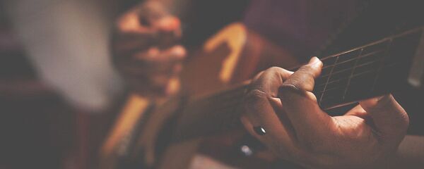 Музыкант играет на гитаре Музыкант играет на гитаре - Sputnik Грузия