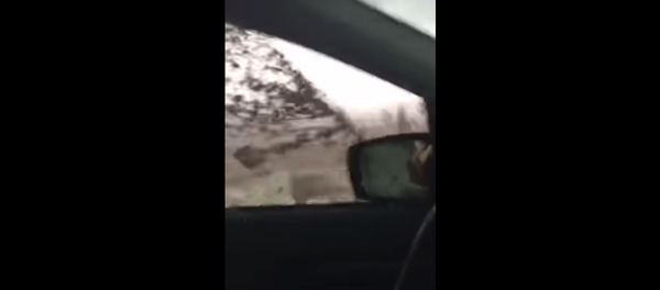 Запертая в машине женщина сняла на видео, как ее затянуло в торнадо - Sputnik Грузия