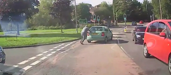 Мужчина толкал машину, чтобы завести, но не смог ее догнать – угарное видео - Sputnik Грузия