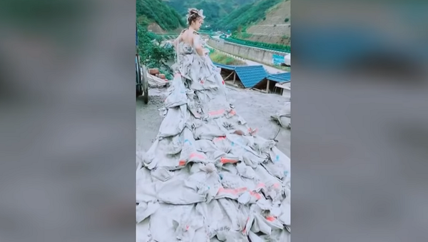 Замуж за строителя: женщина сшила свадебное платье из мешков для цемента – видео - Sputnik Грузия