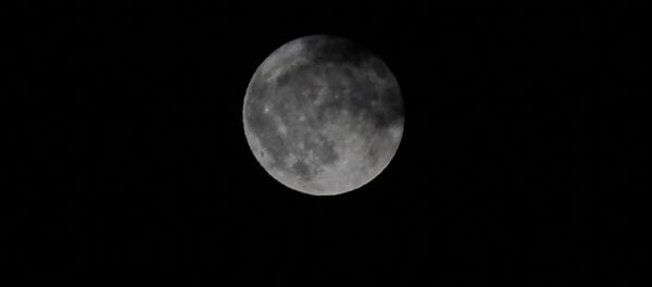 Луна в облаках на ночном небе - Sputnik Грузия