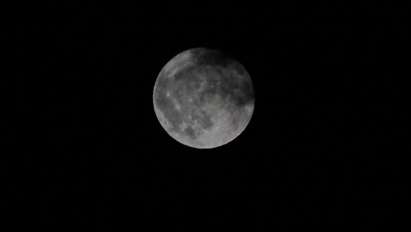 Луна в облаках на ночном небе - Sputnik Грузия