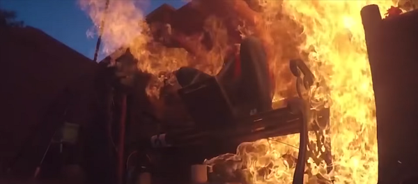 Сын хотел разыграть отца, взорвав банку с аэрозолем, но что-то пошло не так – видео - Sputnik Грузия