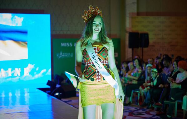 Победительница конкурса Miss & Mister Planet 2018 из Украины Алена Фирут во время дефиле в национальных костюмах - Sputnik Грузия