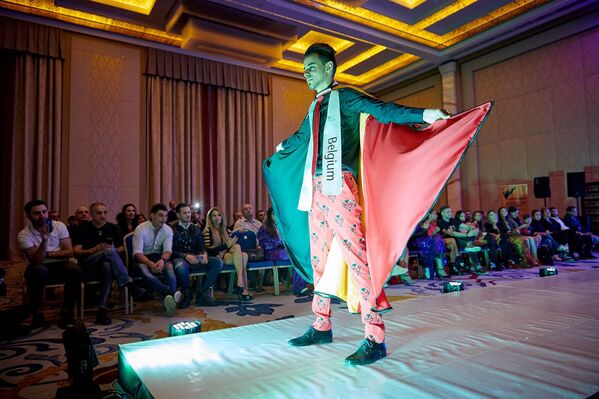 Участник из Румынии во время дефиле в национальных костюмах превратил флаг своей страны в развевающийся за спиной плащ - Sputnik Грузия